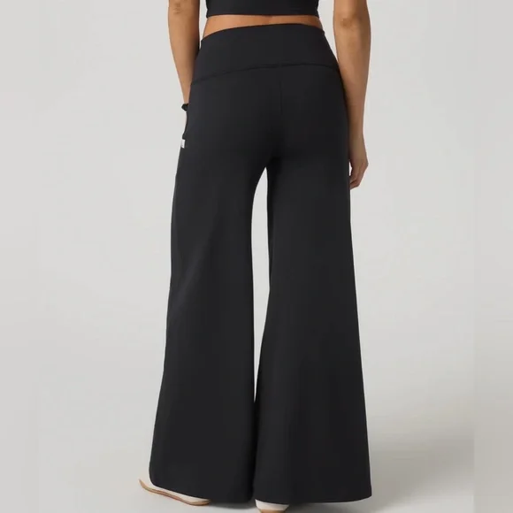 Vuori Halo EasyWideleg Pant. solid black size small. - Picture 2 of 5